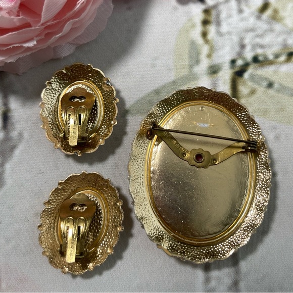 Western Germany Flower Bouquet Cameo brooch set - Picture 3 of 3